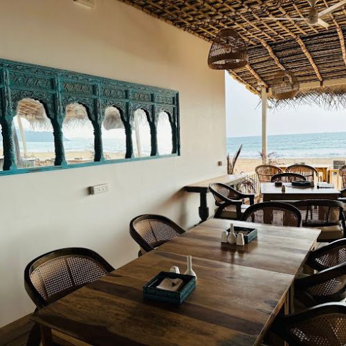 Which Type of Furniture is Good for Your Restaurant? Wooden Furniture or Metal Furniture